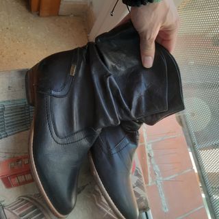 Botines dos diseños de piel negro 