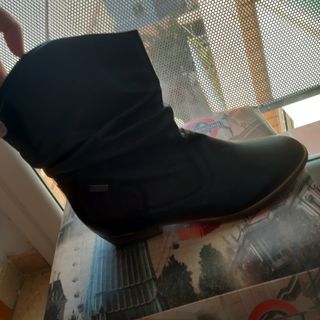 Botines dos diseños de piel negro 