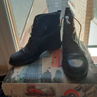 Botines dos diseños de piel negro 