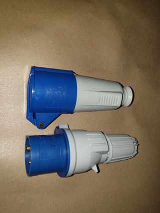 Clavijas trifasicas