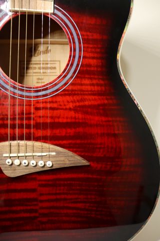 GUITARRA ELECTROACÚSTICA ROJA "LINDO G"
