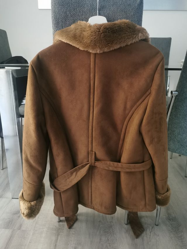 Abrigo prácticamente nuevo.