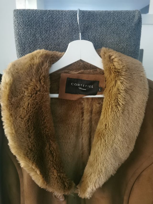 Abrigo prácticamente nuevo.