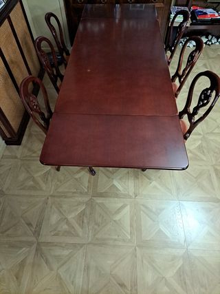 Tavoli e sedie da pranzo in mogano