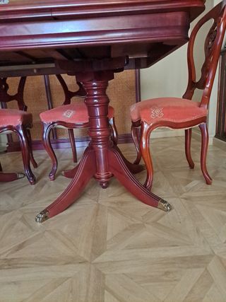 Tavoli e sedie da pranzo in mogano