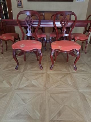 Tavoli e sedie da pranzo in mogano