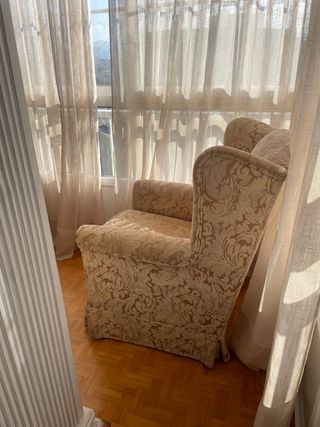 2 butacas orejeros tapizado beis dorado mueble