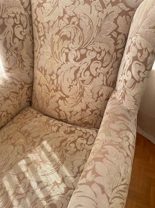 2 butacas orejeros tapizado beis dorado mueble