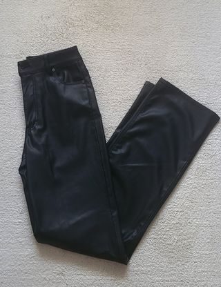 Pantalón polipiel negro Zara