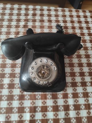 Antiguo teléfono negro