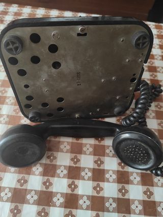 Antiguo teléfono negro