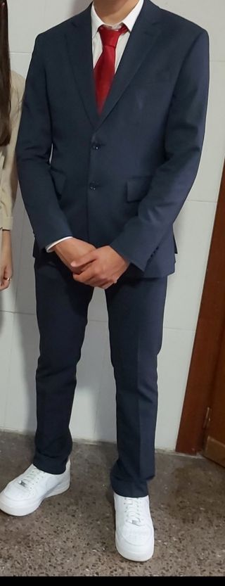 Traje para joven con camisa incluida