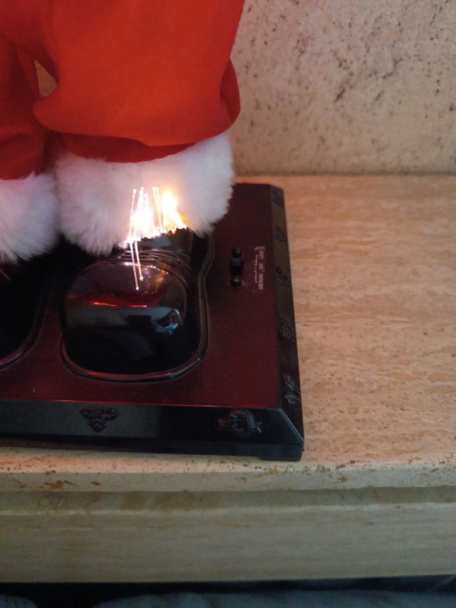 Babbo Natale con musica, luci e scatola