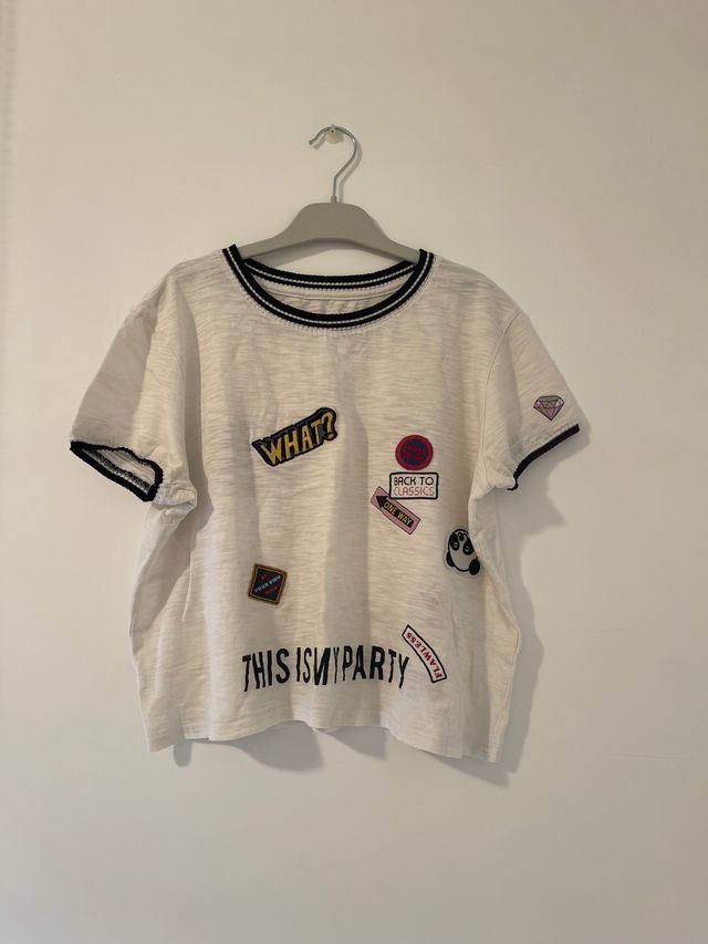 CAMISETA BLANCA CON ESTAMPADOS