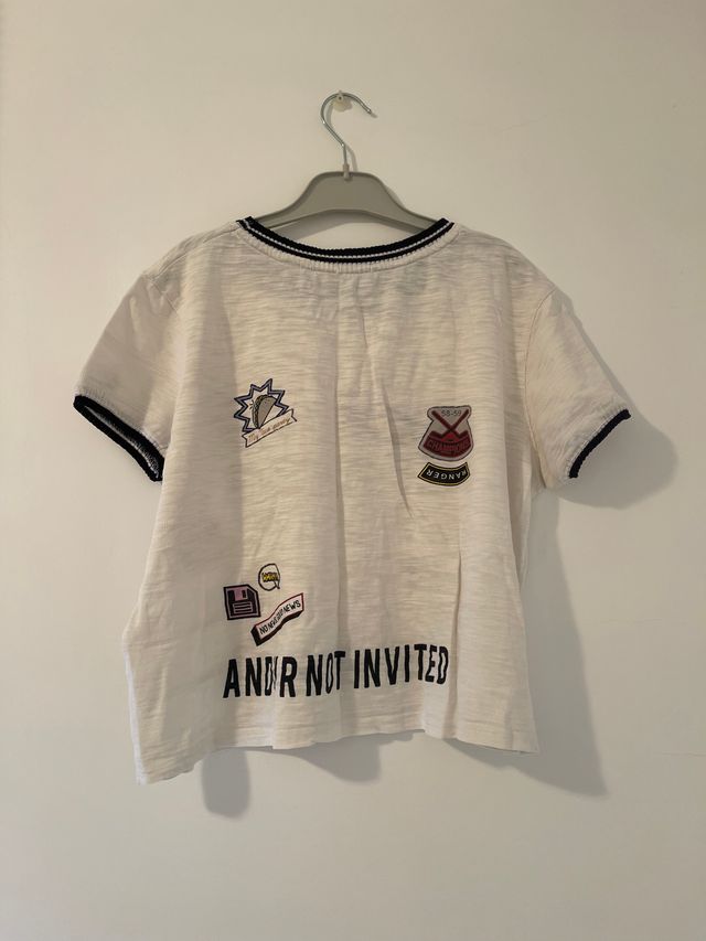 CAMISETA BLANCA CON ESTAMPADOS
