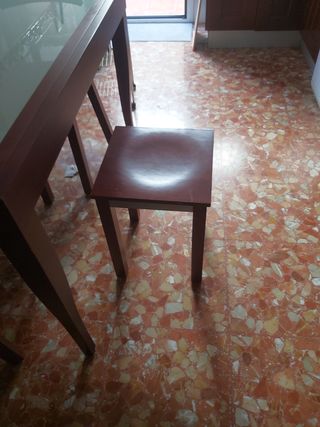 CONJUNTO MESA DE COCINA Y SILLAS