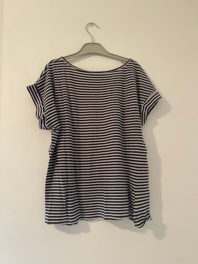 CAMISETA DE RAYAS AZULES Y BLANCAS