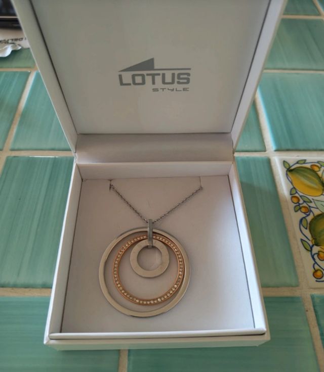 Collana con pendente "Lotus"