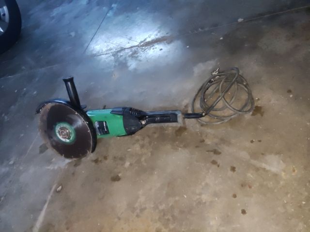 amoladora de 2200W con disco de obra