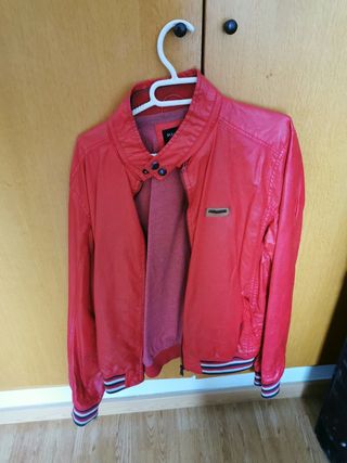 chaqueta roja cuero