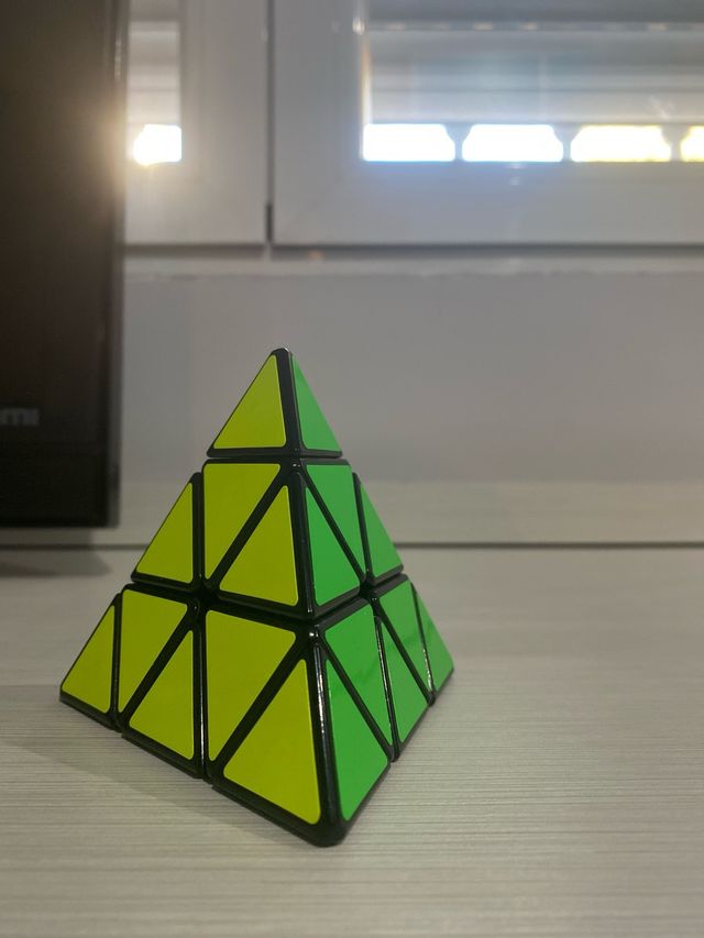 cubo de rubik piramide