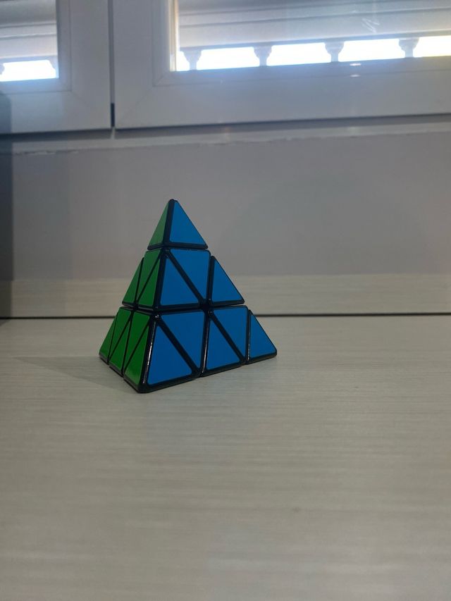 cubo de rubik piramide