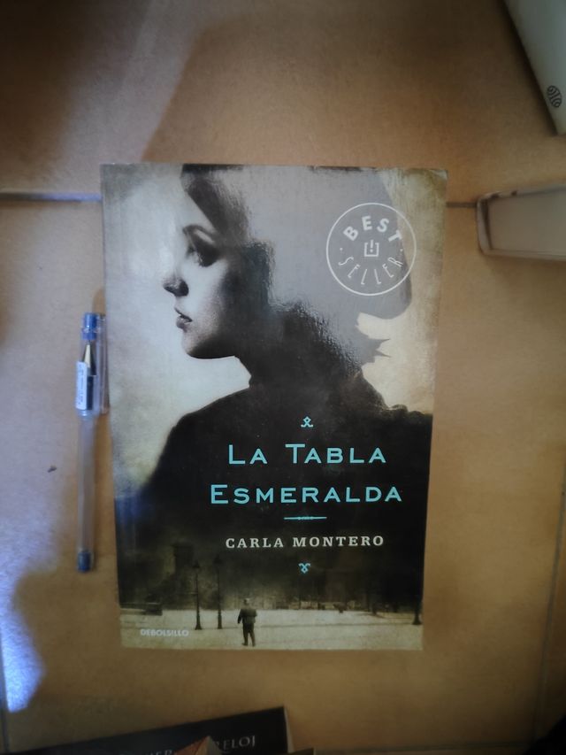 La tabla esmeralda de Carla Montero de segunda mano por 4 EUR en San Cristóbal de La Laguna en
