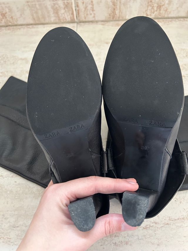 Botas de piel polaina con hebilla de Zara