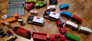 Vías de tren de madera con trenes