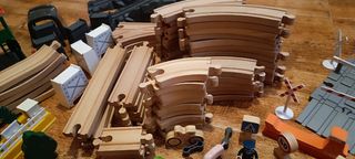 Vías de tren de madera con trenes