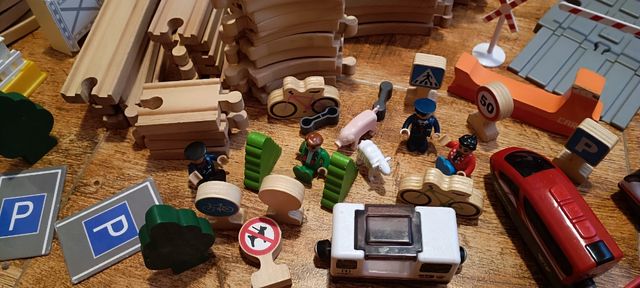 Vías de tren de madera con trenes