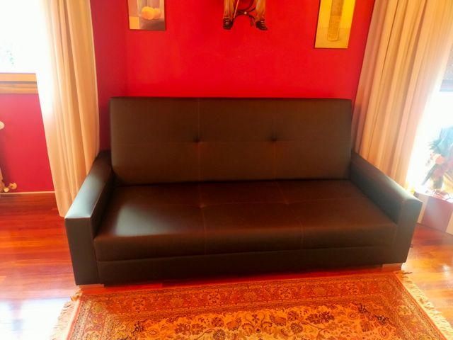 Sofa cama cuero negro.