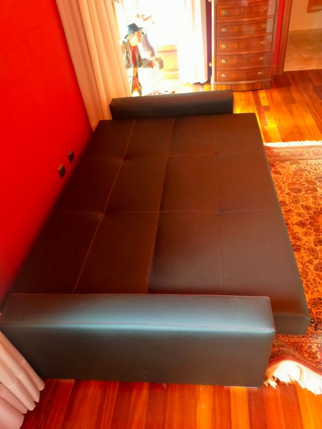 Sofa cama cuero negro.
