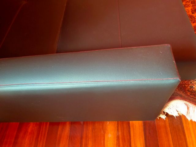 Sofa cama cuero negro.