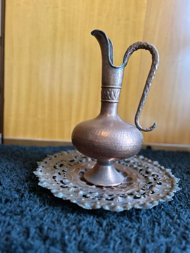 Piatto decorativo ed anfora in rame