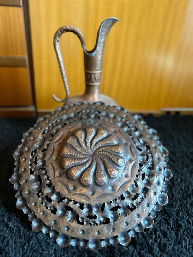 Piatto decorativo ed anfora in rame