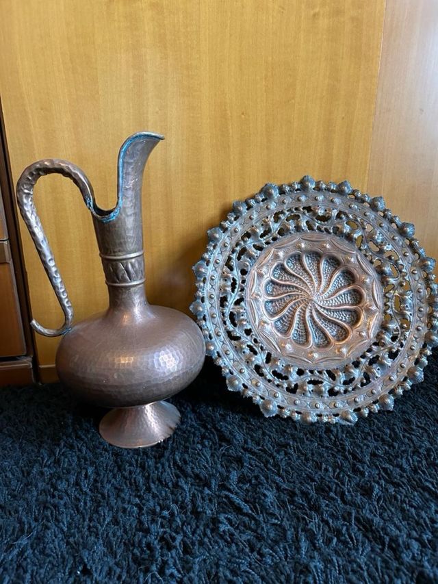 Piatto decorativo ed anfora in rame