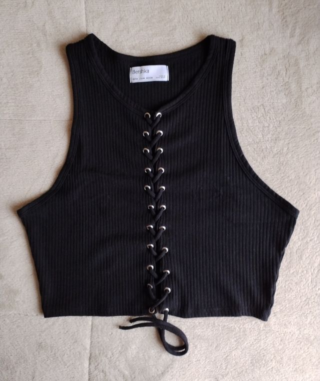 Top negro de tirantes escote trenzado Bershka