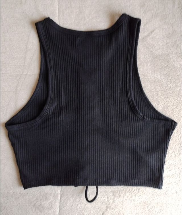Top negro de tirantes escote trenzado Bershka