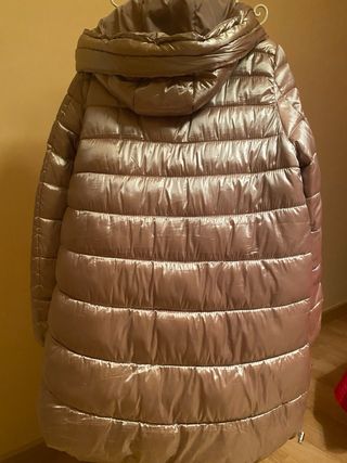 plumíf es o en tono beige metalizado suave 