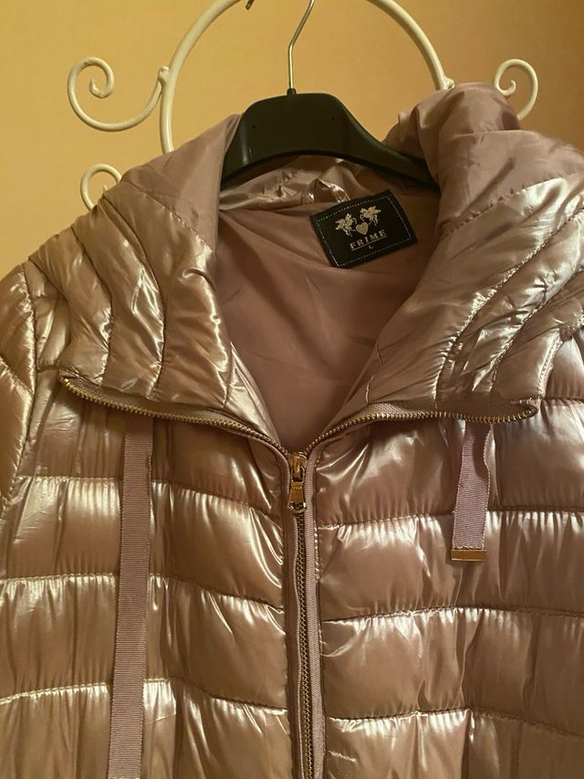 plumíf es o en tono beige metalizado suave