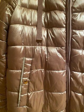 plumíf es o en tono beige metalizado suave 