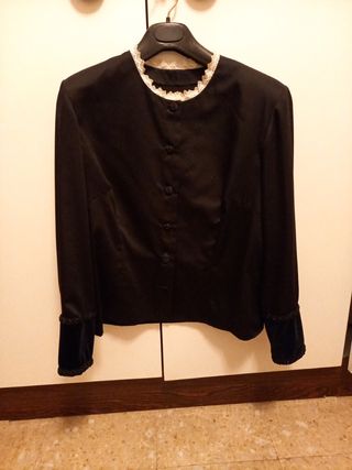 Traje regional bordado a mano