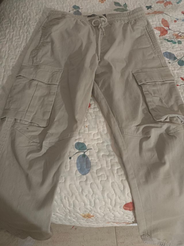 Pantalón cargo hombre de Pull&Bear. Talla S-38