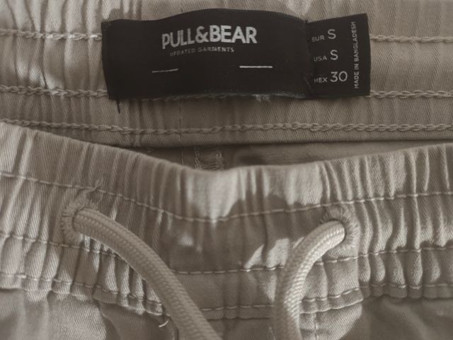 Pantalón cargo hombre de Pull&Bear. Talla S-38