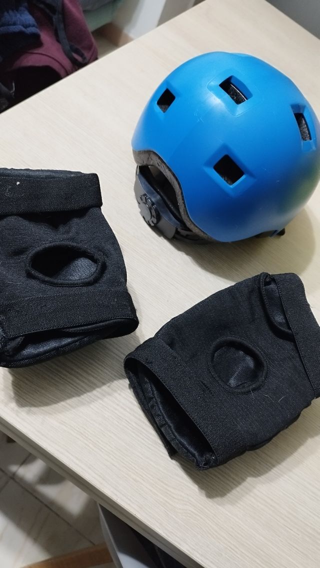 Casco e ginocchiere per bike e rollerb. bambino