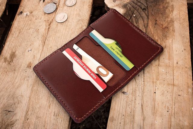 Tarjetero de cuero de vaquetilla marrón cognac