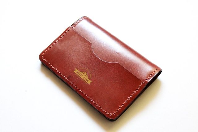 Tarjetero de cuero de vaquetilla marrón cognac