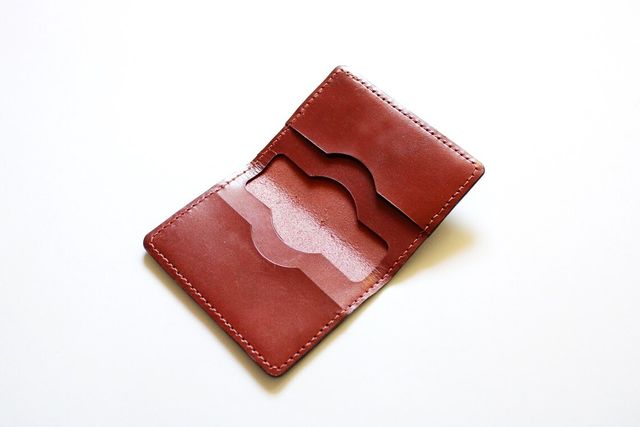 Tarjetero de cuero de vaquetilla marrón cognac