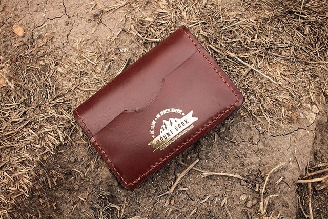 Tarjetero de cuero de vaquetilla marrón cognac